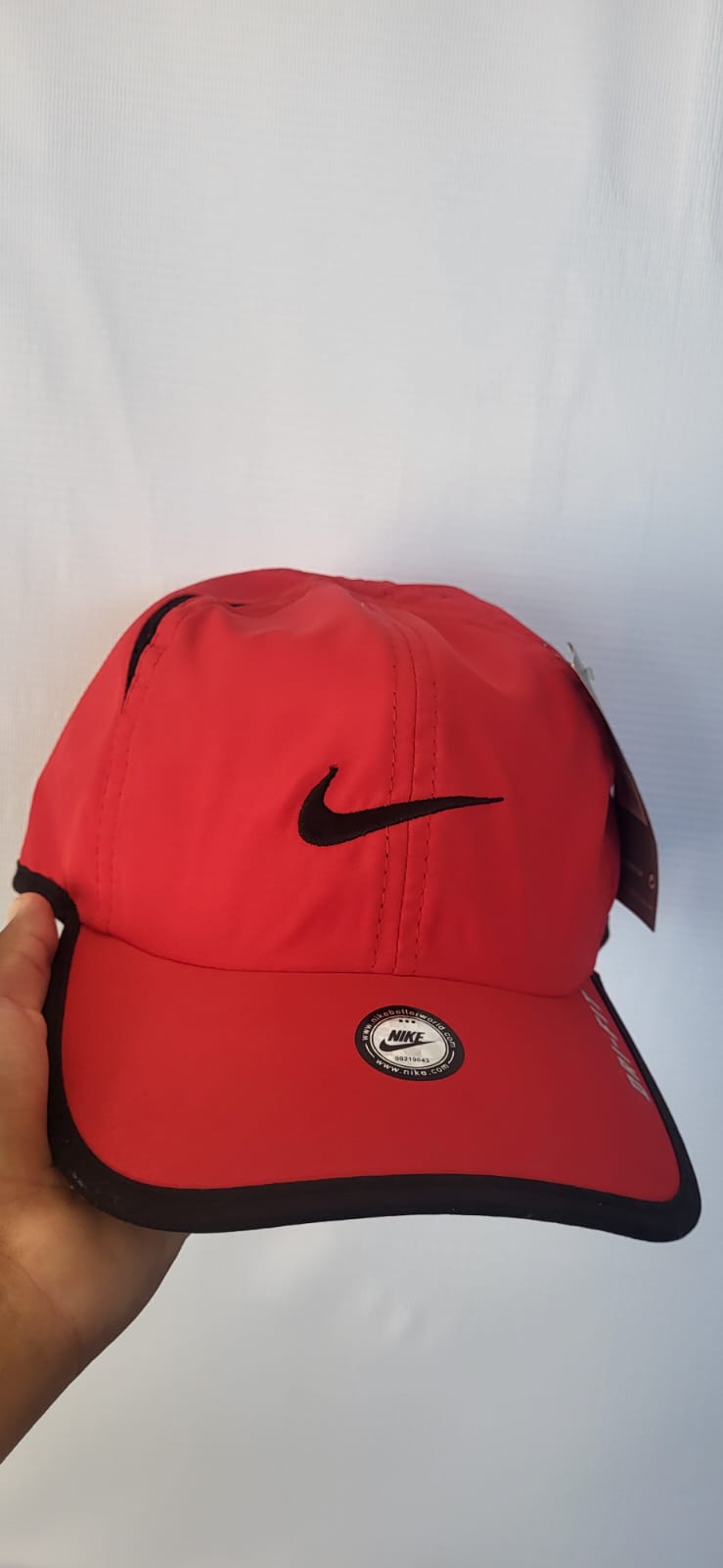 Gorra Nike Deportiva Roja – Estilo y Rendimiento